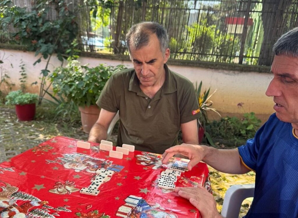 Le premier « Apartamentet e Mbështetura » ouvre ses portes à Tirana : un habitat partagé « thérapeutique » pour permettre aux personnes souffrant de troubles psychiques de vivre de manière autonome